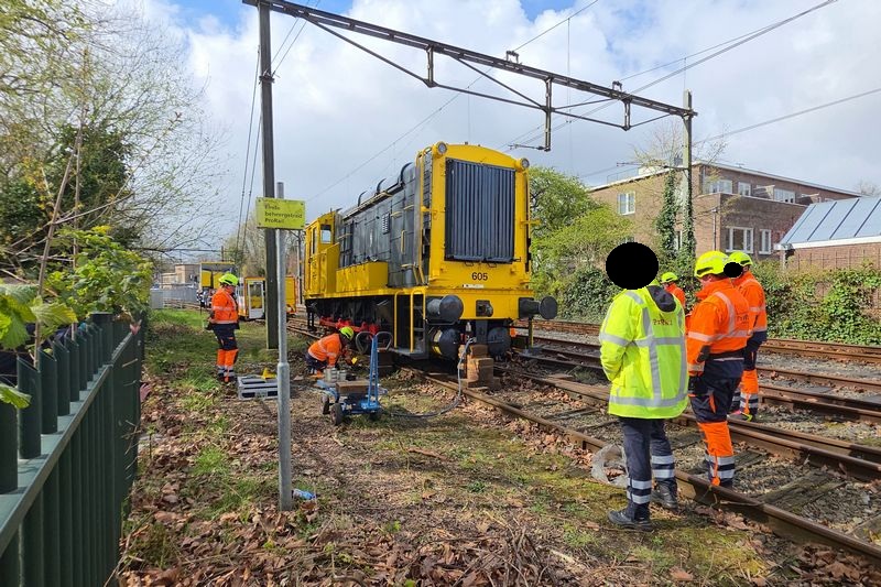 Museumlocomotief 605 van het Spoorwegmuseum herspoord door Incidentenbestrijders van ProRail